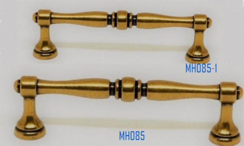 Tay nắm tủ mạ vàng thiết kế hiện đại đơn giản nhưng không kém sự sang trọng cao cấp.